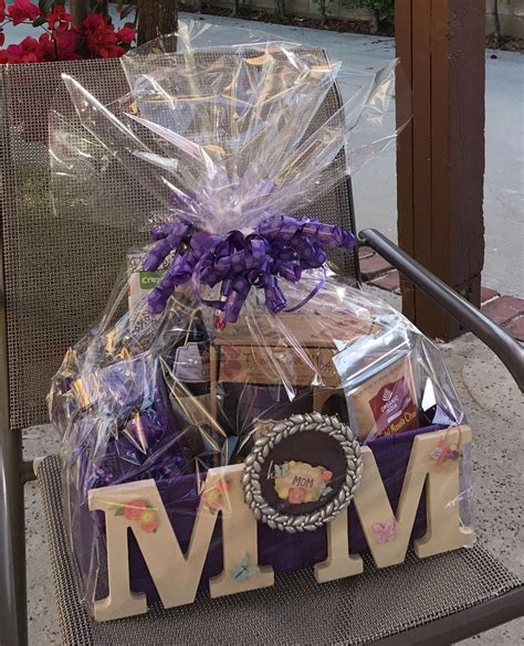 Mother's Day gift basket #diygifthamperideas #artsandcraftgiftbasket ...