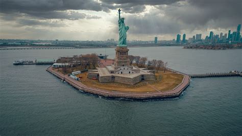 Does the statue of liberty have chains around her feet? - Monuments ...