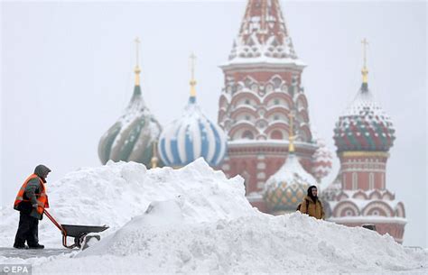 Moscow is blanketed by the HEAVIEST snowfall in 100 years | Daily Mail Online