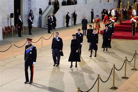 Princes William, Harry lead grandchildren in vigil at Queen Elizabeth II's coffin - ABC News