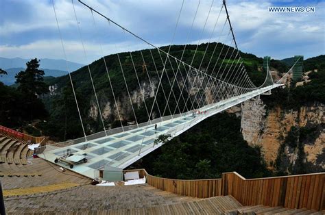 Glass bridge reopens to public, capacity of 10,000 a day - People's Daily Online