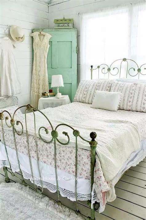 33 Best Vintage Bedroom Decor Ideas and Designs for 2021