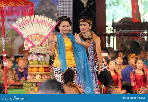 Traditional javanese dance editorial photo. Image of solo - 69648681