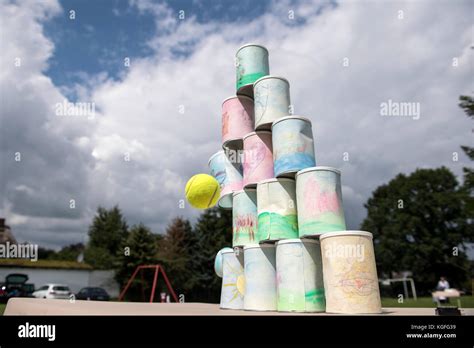 Child throwing ball throw hi-res stock photography and images - Alamy