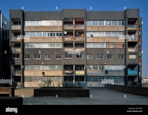 Derelict block of flats at the Chingford Hall Estate, Waltham Forrest, London Stock Photo - Alamy