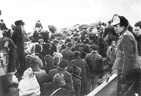 Fleeing Refugees - Boarding the Wilhelm Gustloff