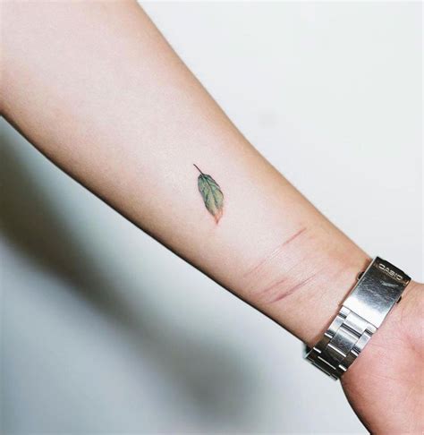 A leaf by Nando #tattoosforwomensmall in 2020 | Tattoos, Small tattoos, Tiny tattoos for girls