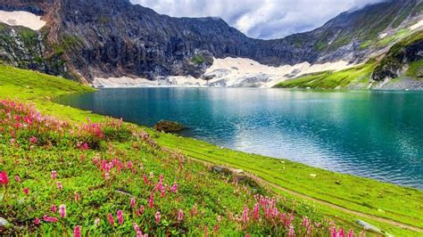 Download Beautiful Lake Ratti Gali In Neelum Valley Pakistan Wallpaper | Wallpapers.com