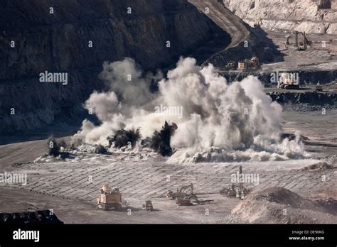 Super Pit Gold Mine Blast, Kalgoorlie Western Australia Stock Photo - Alamy