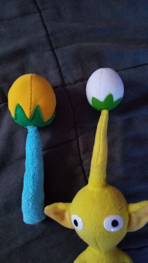 Starting to make an ice Pikmin plush : Day 1, the bud and the antenna. : r/Pikmin