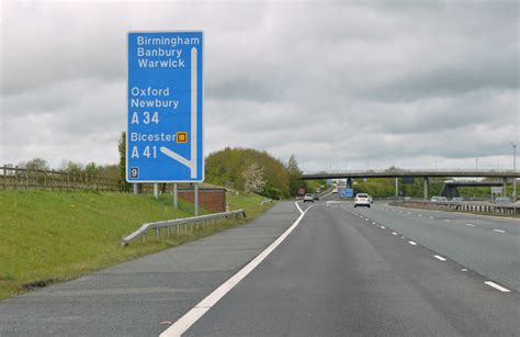 M40 near Junction 9 © MrC cc-by-sa/2.0 :: Geograph Britain and Ireland