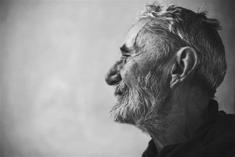 Black and white portrait of an elderly man – Fubiz Media