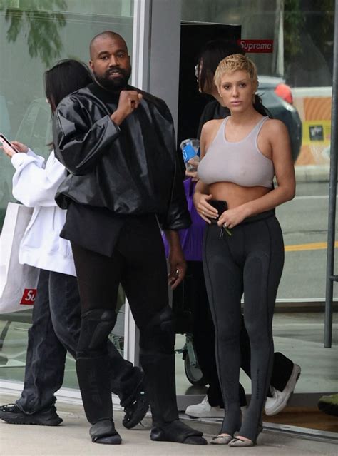 A esposa de Kanye West, Bianca Censori, criticou a roupa sem calças no desfile de moda - Jornal ...