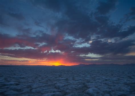 Gorgeous sunset at the Bonneville Salt Flats – Carltonaut