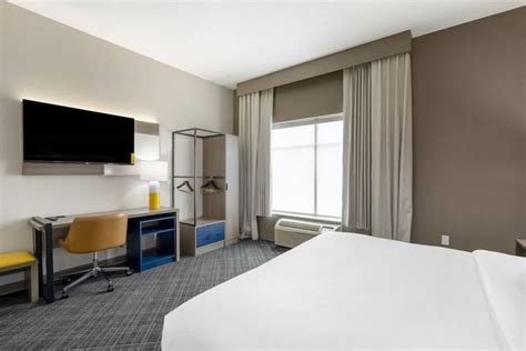 Comfort Inn & Suites Hampton near Coliseum Hampton | Bookonline.com