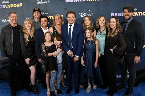 Jeremy Renner supported by daughter, family at 1st red carpet since accident - ABC News