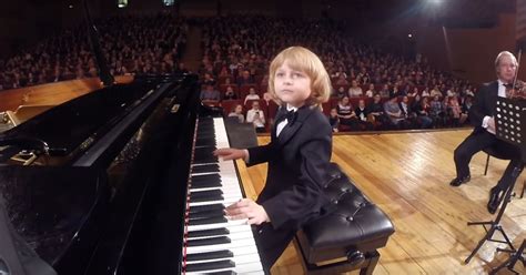 Child prodigy wows crowd with performance of Mozart's Concerto No 3 in D major - Pianist