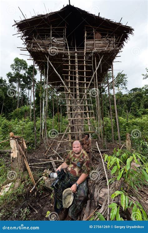 People From The Korowai Tribe Near Its Traditional Home.Tribe Of ...