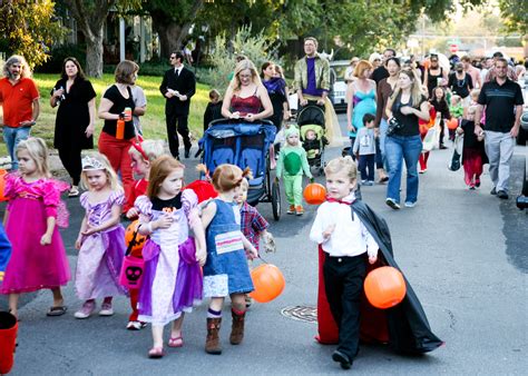 Bay Street Halloween Boo Bash: Dog Costume Parade, Haunted Carriages ...