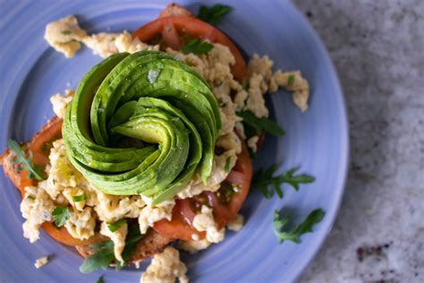 Avocado toast with scrambled eggs - The Delicious plate