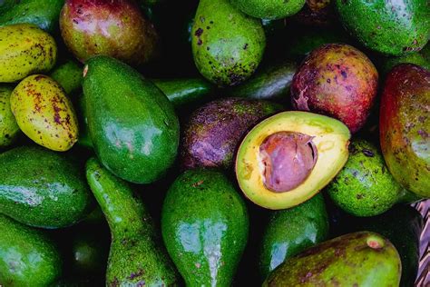 Flat lay of ripe avocados - Creative Commons Bilder