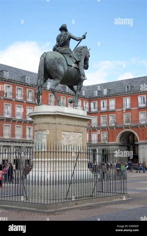 plaza mayor madrid spain statue Stock Photo - Alamy