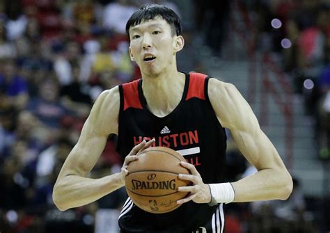 Zhou Qi makes early impression with Rockets