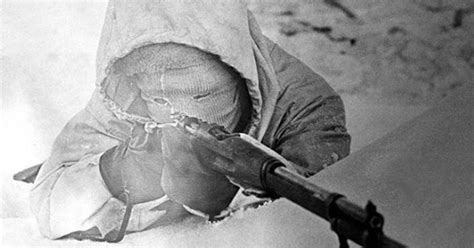 Simo Häyhä, "La muerte blanca" oculta bajo la nieve