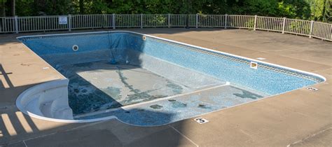 Pool Vinyl Liner Repair Costs: How Much Does it Cost to Repair a Vinyl Liner for a Pool?