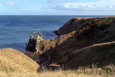 The Berwickshire Coastline near Cove... © Walter Baxter cc-by-sa/2.0 :: Geograph Britain and Ireland