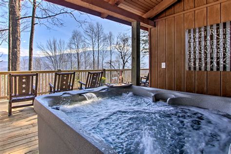 Luxe Gatlinburg Cabin W/panoramic Views & Hot Tub! in Gatlinburg w/ 3 BR (Sleeps8)