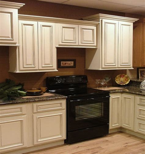 Kitchen cabinets with antiquing glaze in classic kitchen designs