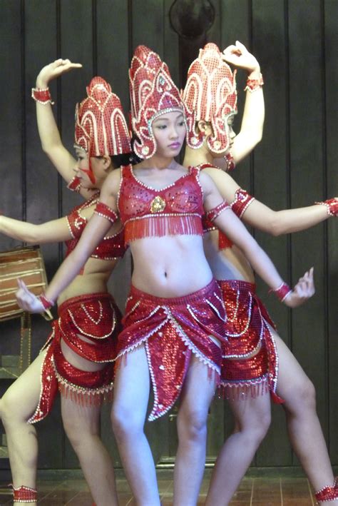 Vietnamese dancers at My Son temple, Vietnam. | Costume design, My son temple, Lets dance