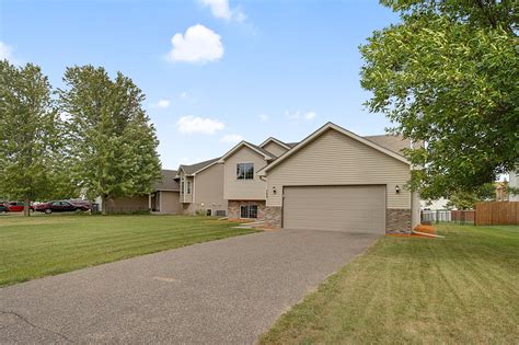 704 Isanti Parkway Northwest, Isanti, MN 55040 | Mint Real Estate ...