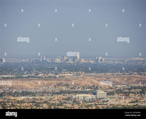 Las vegas skyline mountains hi-res stock photography and images - Alamy