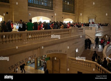 Thousands of Apple enthusiasts descend on Grand Central Terminal in New ...