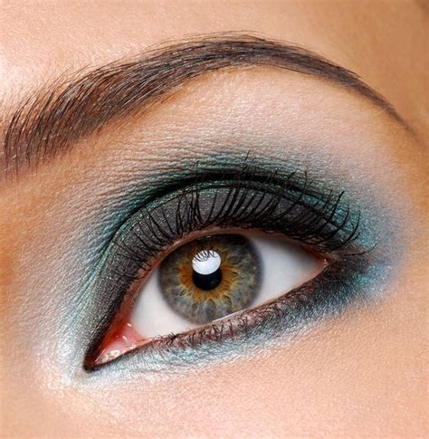 Hint of blue | Makeup for hazel eyes, Smokey eye makeup, Dark eye makeup