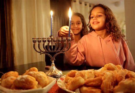 What to Expect at a Hanukkah Party - Chabad.org