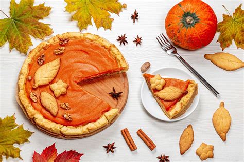 Pumpkin pie with autumn decorations on white wooden table. Top view - Creative Commons Bilder