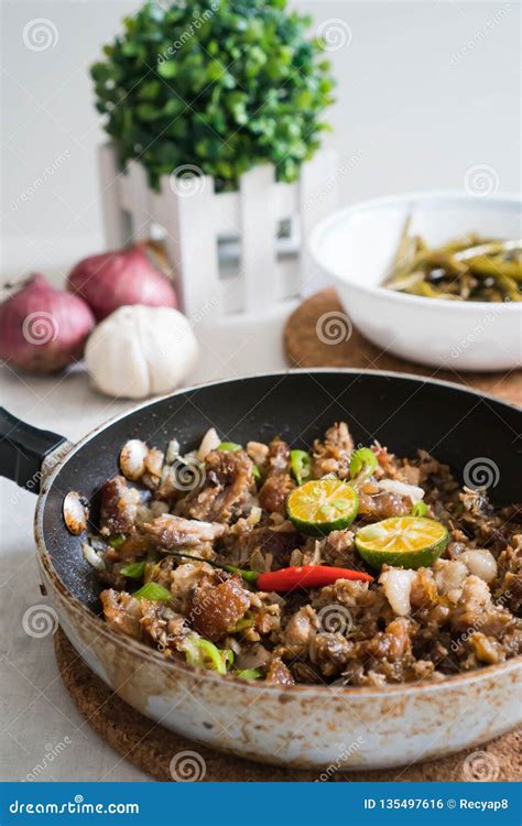 Sizzling Pork Sisig with Raw Egg Stock Photo - Image of oriental, asia: 135497616