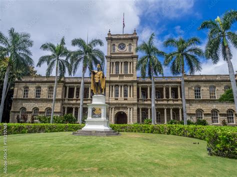 King Kamehameha I Statue in front of Ali iolani Hale, the Hawaii ...