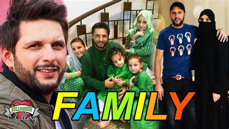 Shahid Afridi Family With Parents, Wife, Daughter, Brother and Cousin ...