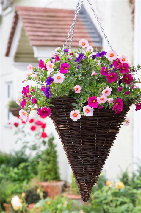 Stunning 36 Hanging Flower Basket Ideas https://gardenmagz.com/36 ...