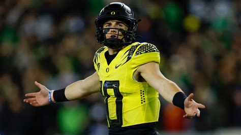 Bo Nix tosses 4 TD passes to lead Oregon past USC - ESPN Video