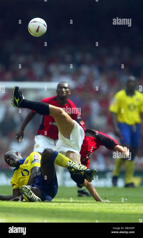 Manchester uniteds roy keane and arsenals patrick vieira tangle hi-res ...