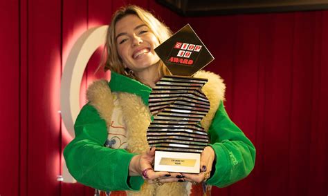 Maan wint Qmusic Top 40 Icon Award: meest succesvolle Nederlandstalige zangeres | Foto | AD.nl
