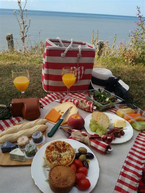 Summer Picnic Picnic Basket Ideas | Monica Gallery in 2020 | Breakfast ...