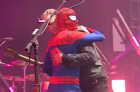 Queens Of The Stone Age reencontra Homem-Aranha em festival; assista - Ligado à Música