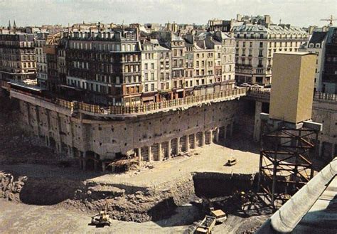 Le trou des Halles, Paris, vers 1973 avec une vue pour le moins surprenante du square des ...