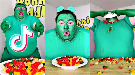 GUMMY BEAR EATING GUMMY BEARS! - YouTube